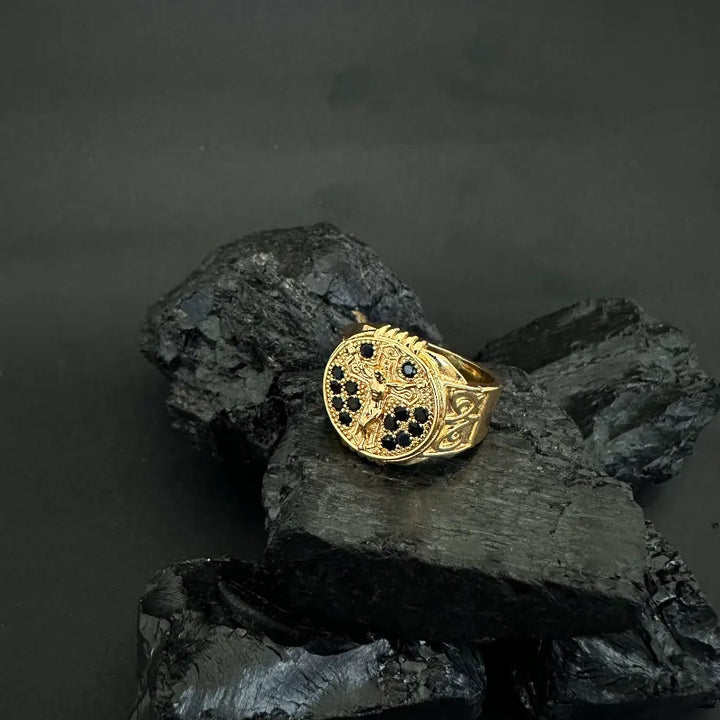 Anillo De Caballero De Crucifijo Y Piedras Negras + Envío Gratis