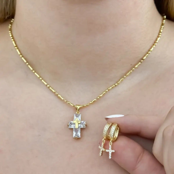Conjunto De Dama Con Cadena De Tejido Militar Con Cilindros, Dije De Cruz Cristal Y Par De Candongas Cristal Con Colgantes De Cruces