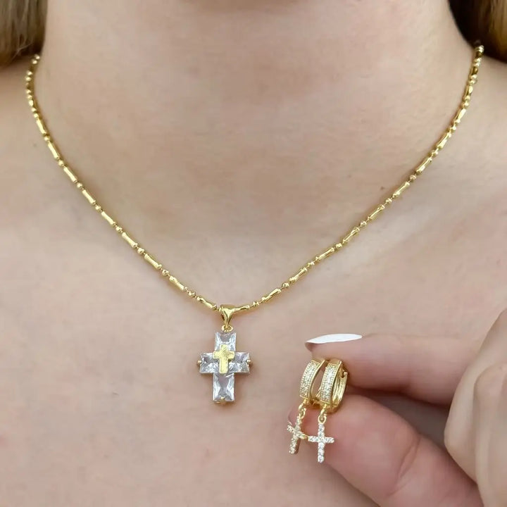 Conjunto De Dama Con Cadena De Tejido Militar Con Cilindros, Dije De Cruz Cristal Y Par De Candongas Cristal Con Colgantes De Cruces