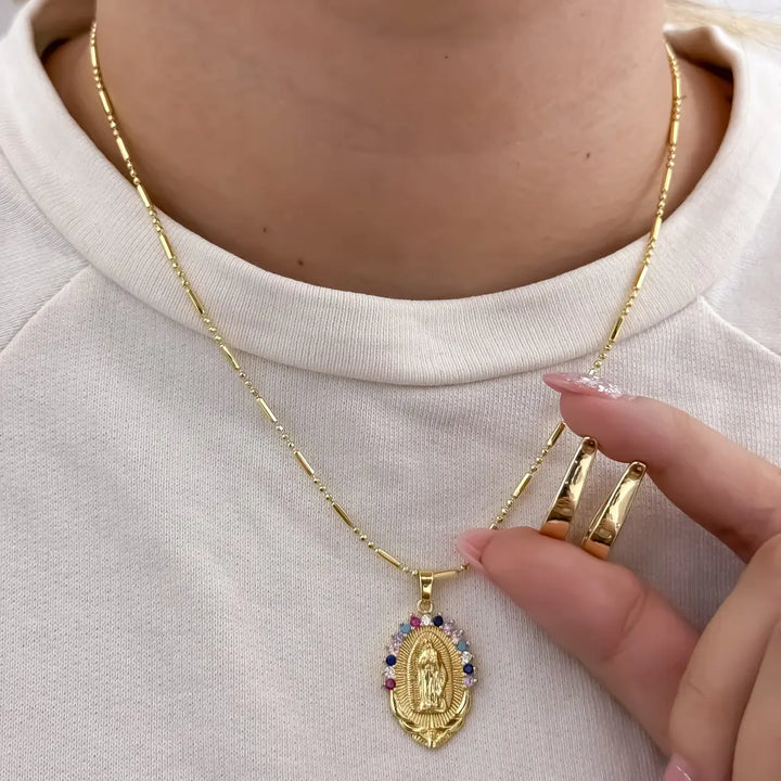 Conjunto De Dama Con Cadena De Tejido Militar Con Cilindros, Dije De La Virgen De Guadalupe Y Candongas