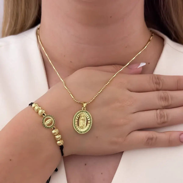 Conjunto De Dama Con Cadena De Tejido Militar Con Cilindros, Dije Y Manilla De La Virgen De Guadalupe Con Piedras Verdes