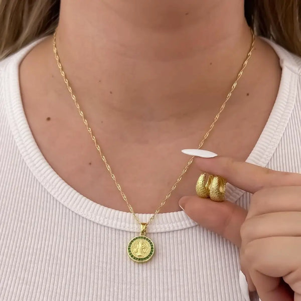 Conjunto De Dama Con Cadena Singapur, Dije De San Benito Con Piedras Verdes Y Par De Candongas Diamantadas