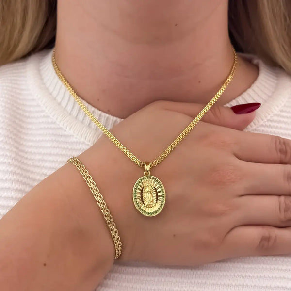 Conjunto Tejido Chino De Dama Con Dije De La Virgen De Guadalupe Con Piedras Verdes